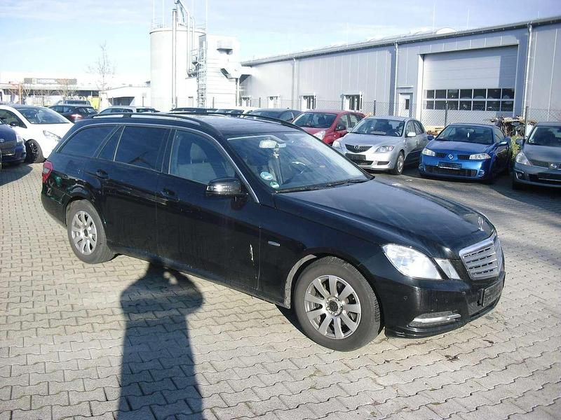 Schwarz Gebraucht 2012 Mercedes E250 Kombi | 7.699 € (Fairer Preis) - Bild 1/4