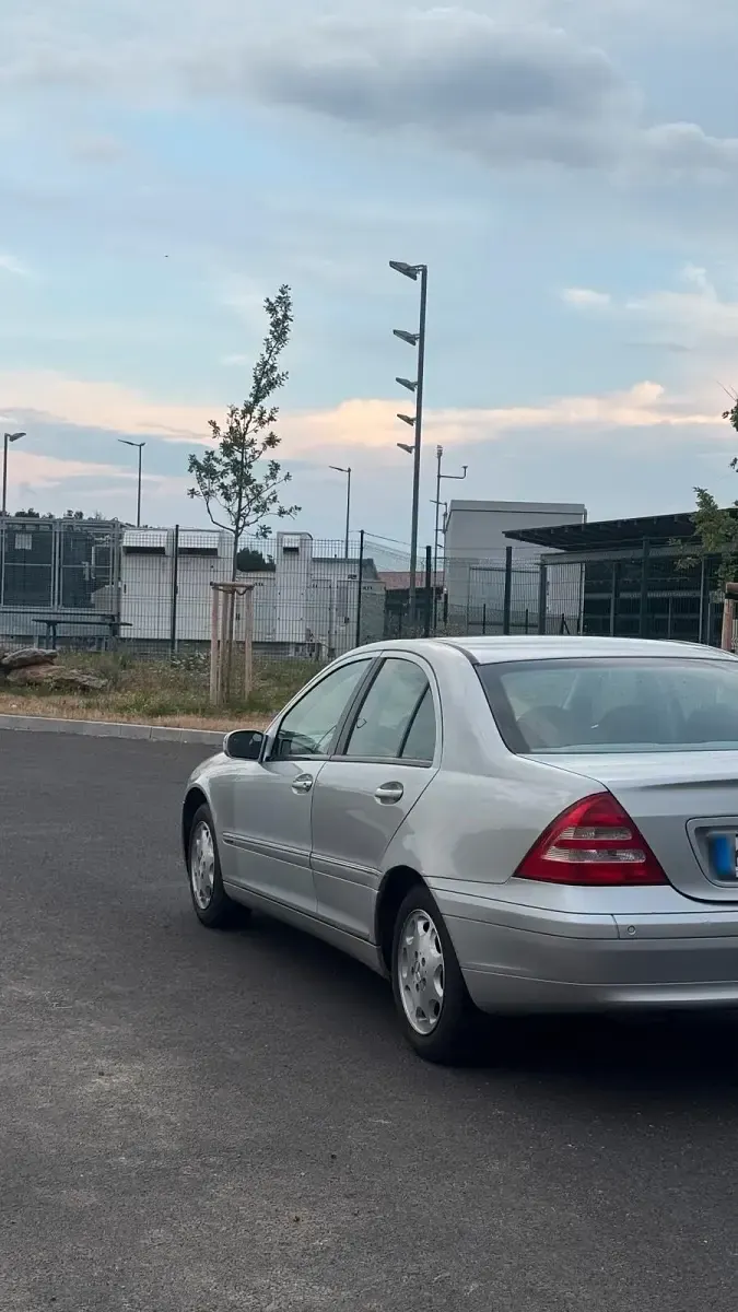 Gebraucht Mercedes C200 163 PS (119 kW) 2003 Silber Limousine