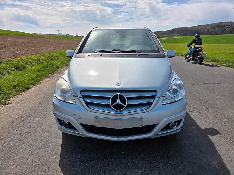 Gebraucht Mercedes B180 109 PS (80 kW) 2009 Silber Van / Kleinbus
