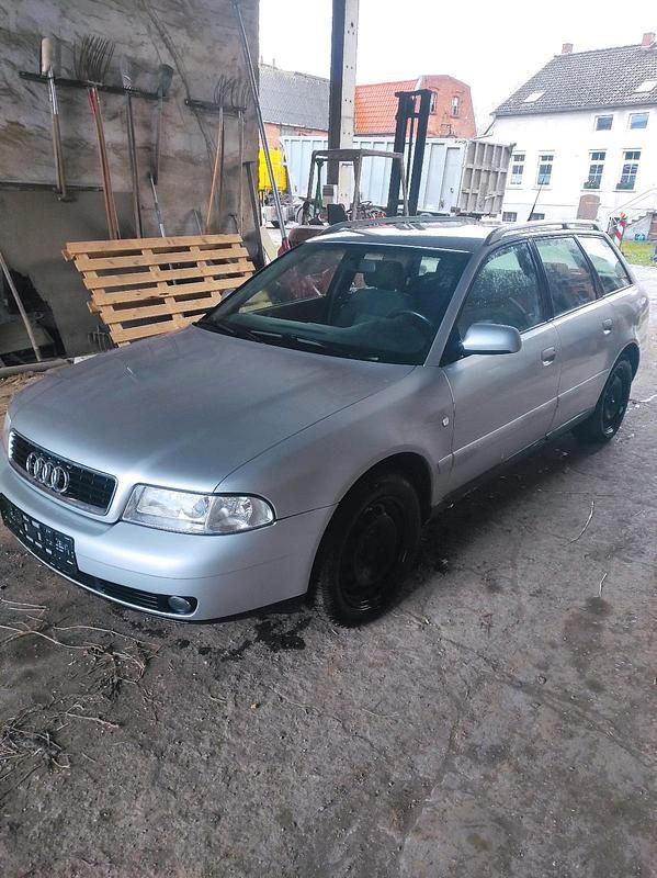 Silber Gebraucht 2001 Audi A4 Kombi | 1.300 € - Bild 1/4