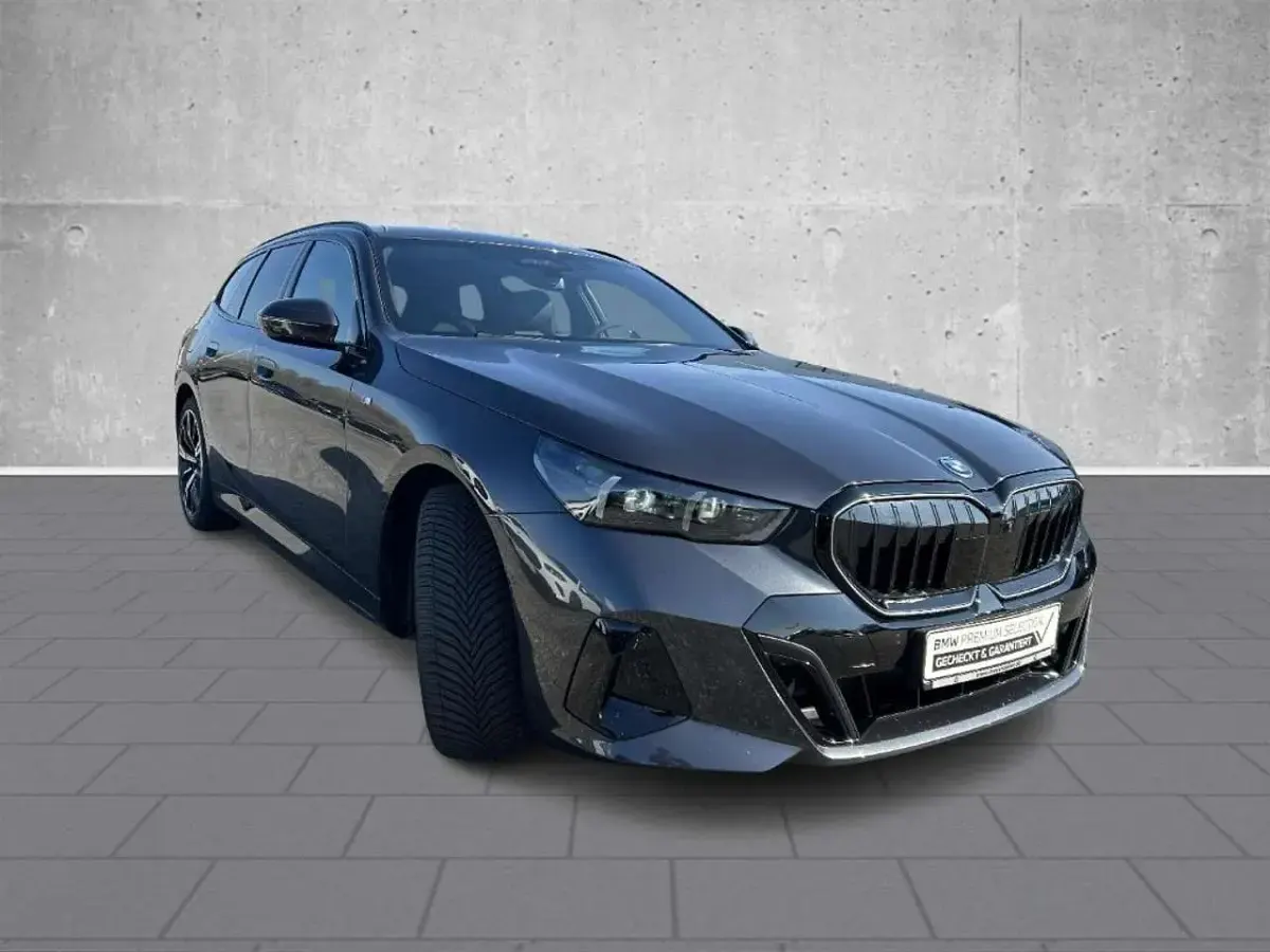 Gebraucht BMW 530e Performance 299 PS (219 kW) 2024 Grau Kombi