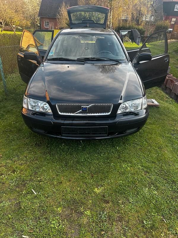 Second-hand Volvo V40 122 CP (89 kW) 2003 Negru Break