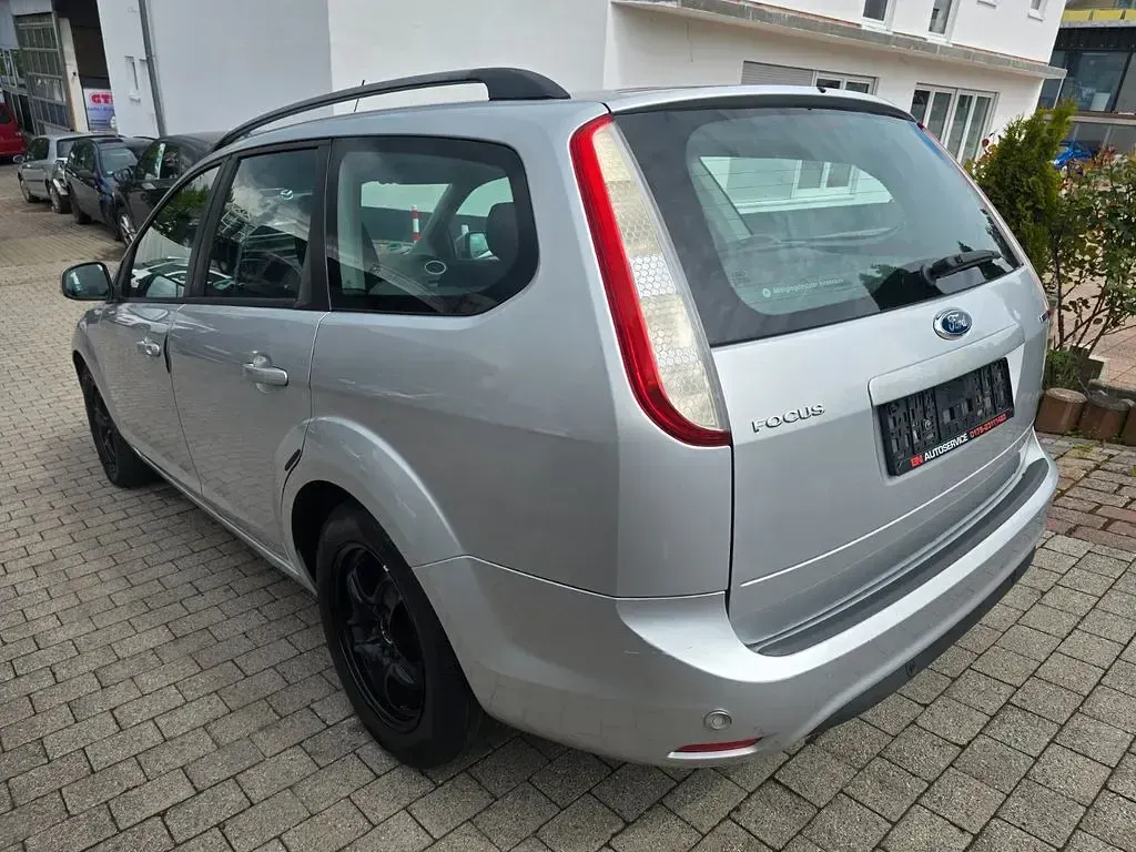 Gebraucht Ford Focus 109 PS (80 kW) 2011 Silber Limousine