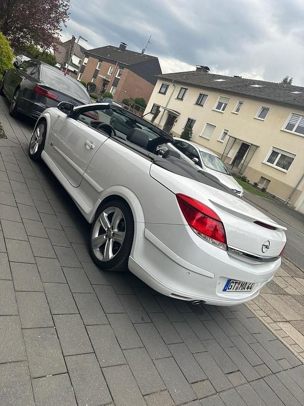 Gebraucht Opel Astra Cabriolet 140 PS (102 kW) 2010 Weiß Cabrio