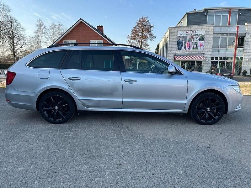 Gebraucht Skoda Superb 140 PS (102 kW) 2013 Silber Kombi