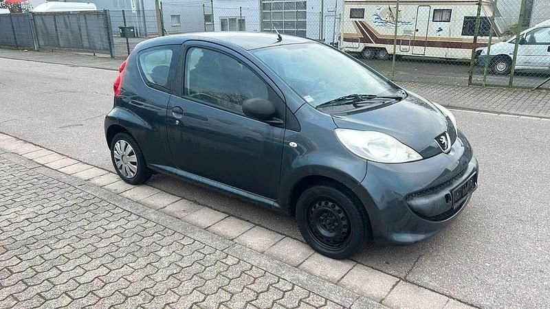 Grau Gebraucht 2006 Peugeot 107 Filou Kleinwagen | 1.850 € (Fairer Preis) - Bild 1/4