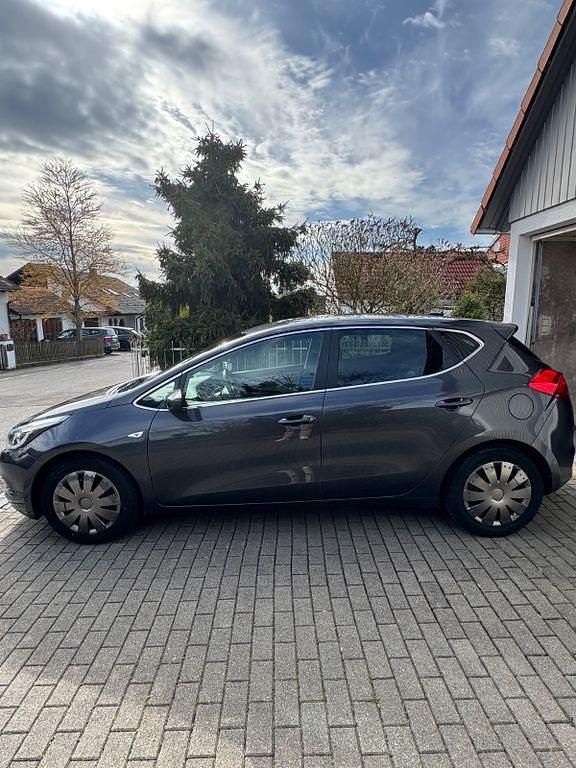 Gebraucht Kia Ceed DREAM-TEAM Edition 99 PS (72 kW) 2015 Grau Kleinwagen