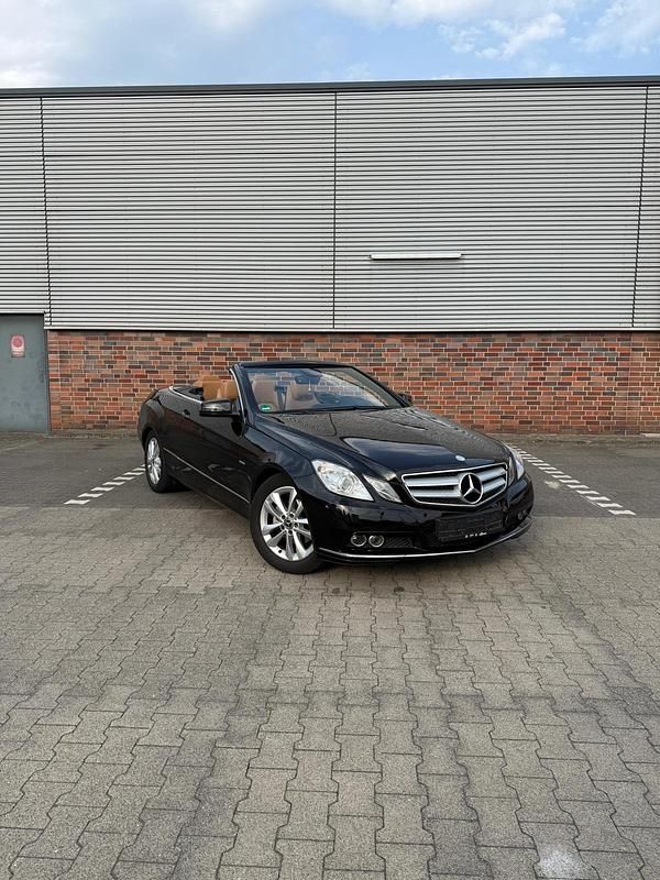 Schwarz Gebraucht 2010 Mercedes E200 Cabrio | 9.599 € (Fairer Preis) - Bild 1/4