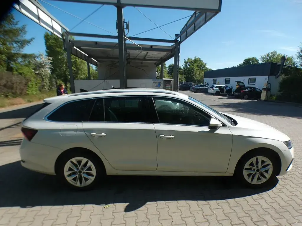 Gebraucht Skoda Octavia Style 116 PS (85 kW) 2023 Bila candy/candyweiss Kombi