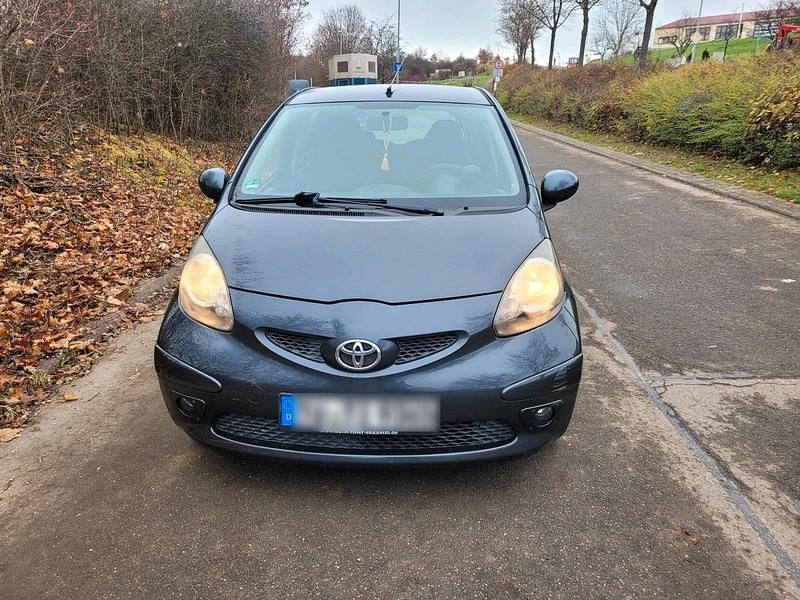 Grau Gebraucht 2005 Toyota Aygo Kleinwagen | 1.500 € (Guter Preis) - Bild 1/4