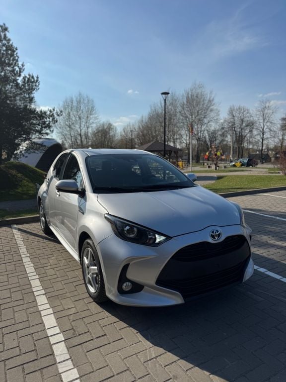 Silber Gebraucht 2021 Toyota Yaris Hybrid Limousine | 13.300 € (Superpreis) - Bild 1/4