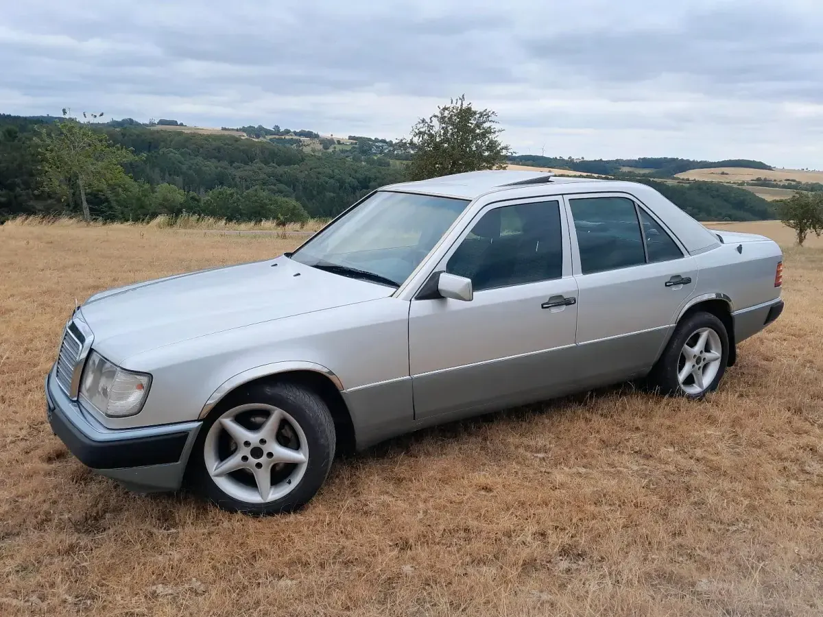 Gebraucht Mercedes 300 147 PS (108 kW) 1993 Silber Limousine