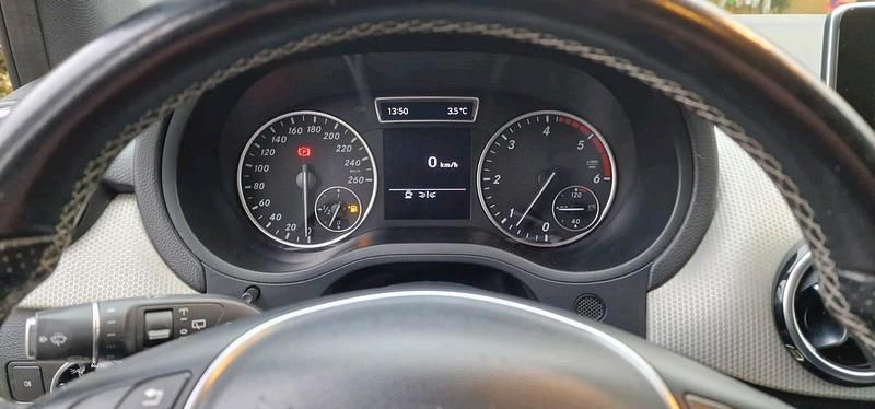 Weiß Gebraucht 2011 Mercedes B180 Van / Kleinbus | 7.000 € - Bild 1/4