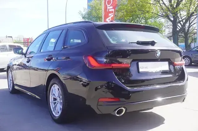 Używany BMW 320 Advantage 184 KM (135 kW) 2022 Czarny Kombi