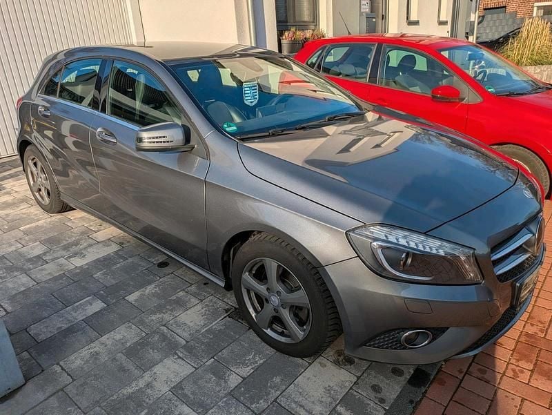 Grau Gebraucht 2013 Mercedes A180 Limousine | 7.880 € (Guter Preis) - Bild 1/4