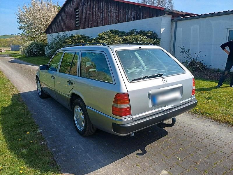 Second-hand Mercedes E250 90 CP (66 kW) 1993 Argintiu Break