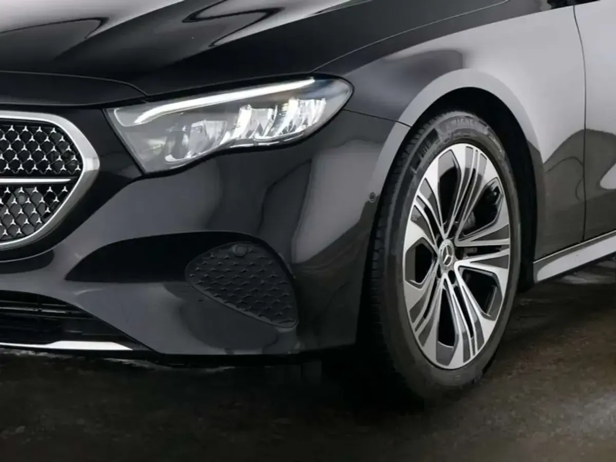 Gebraucht Mercedes E300 Avantgarde 313 PS (230 kW) 2024 Metalliclack obsidianschwarz Kombi