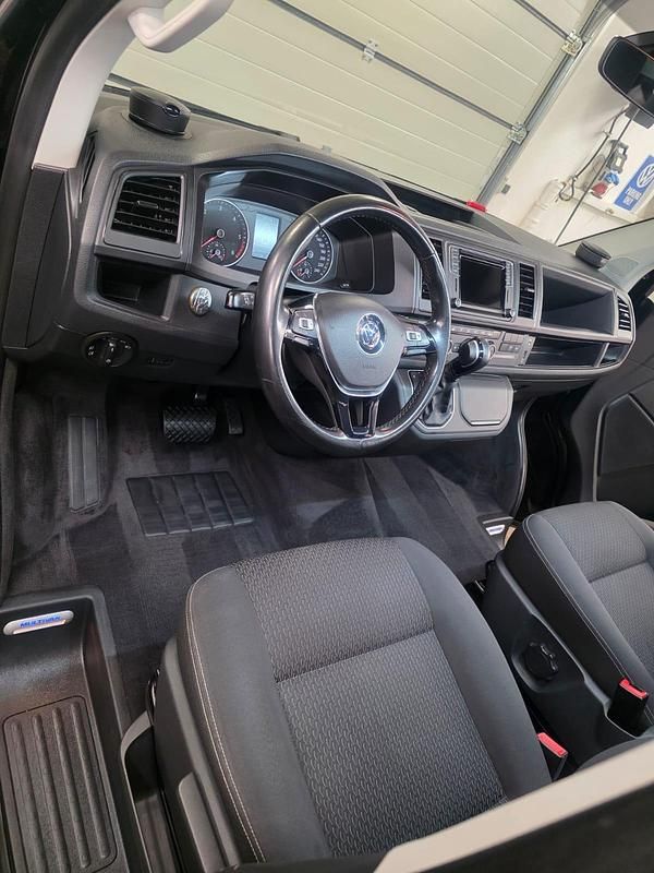 Gebraucht VW Multivan Trendline 150 PS (110 kW) 2018 Schwarz Van / Kleinbus