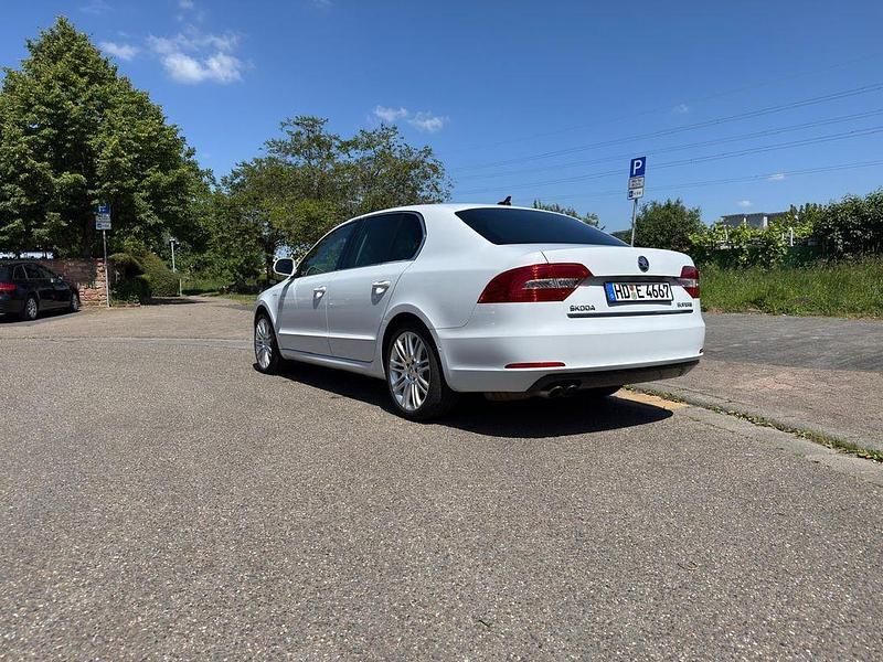 Gebraucht Skoda Superb Exclusive 170 PS (125 kW) 2014 Weiß Limousine