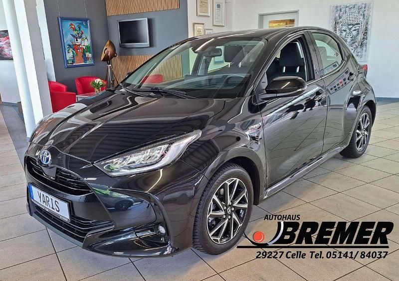 Mysticschwarz Gebraucht 2020 Toyota Yaris Hybrid Club Limousine | 18.450 € (Fairer Preis) - Bild 1/4
