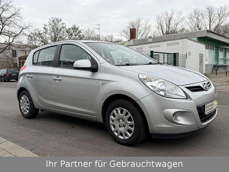 Gebraucht Hyundai i20 Classic 86 PS (63 kW) 2012 Silber Kleinwagen