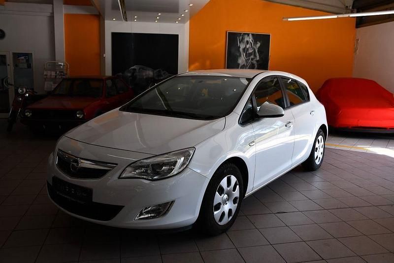 Weiß Gebraucht 2010 Opel Astra Edition Limousine | 2.700 € (Superpreis) - Bild 1/4