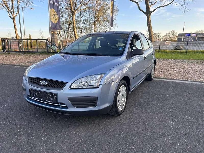 Grau Gebraucht 2005 Ford Focus Limousine | 2.200 € (Guter Preis) - Bild 1/4