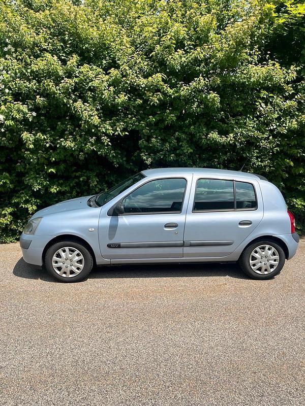 Grau Gebraucht 2004 Renault Clio II Kleinwagen | 1.380 € (Fairer Preis) - Bild 1/4