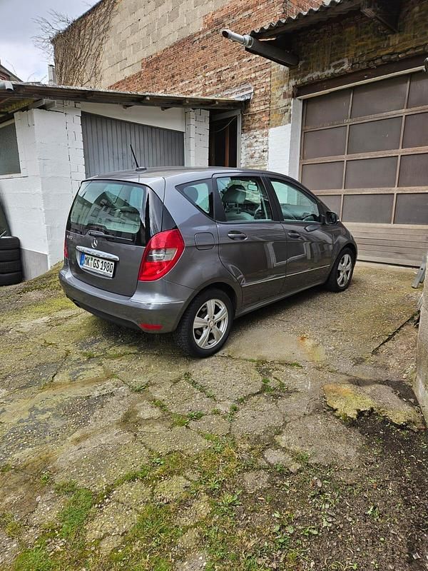 Grau Gebraucht 2011 Mercedes A180 Avantgarde Limousine | 5.500 € (Fairer Preis) - Bild 1/4