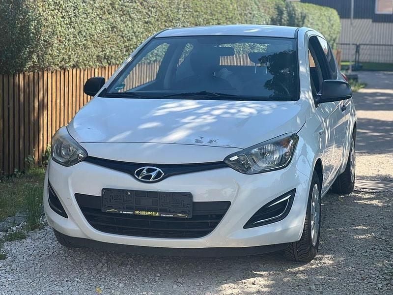 Weiß Gebraucht 2014 Hyundai i20 Classic Limousine | 4.450 € (Etwas zu teuer) - Bild 1/4