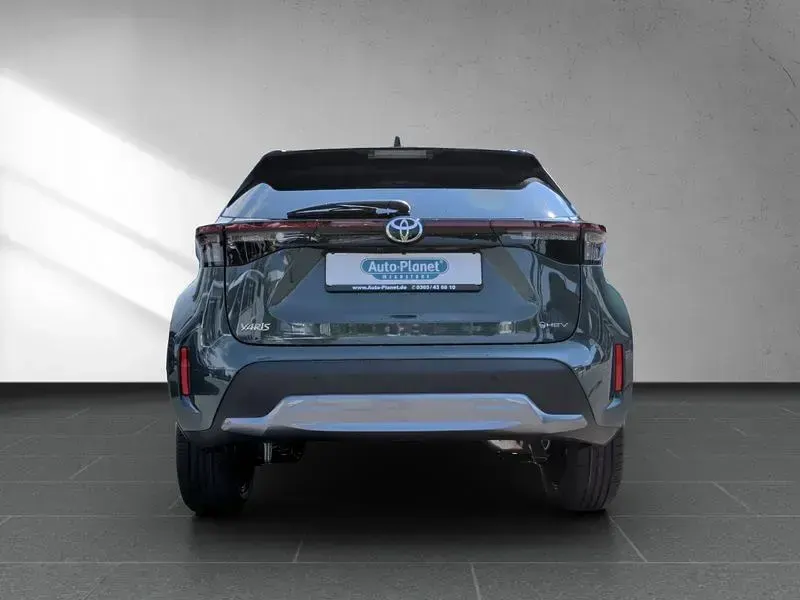 Neu Toyota Yaris Cross Plus 131 PS (96 kW) 2026 Grün SUV