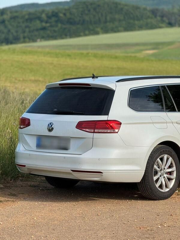 Weiß Gebraucht 2017 VW Passat Comfortline Kombi | 12.000 € (Teuer) - Bild 1/4
