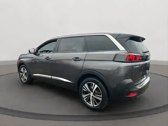 Gebraucht Peugeot 5008 Allure 136 PS (100 kW) 2024 Lackierung platiniumgrau/meta (metallic) SUV