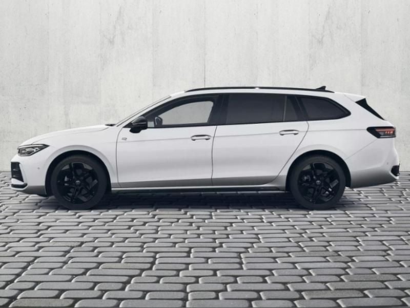 Gebraucht VW Passat R-line 150 PS (110 kW) 2025 Pure white Kombi