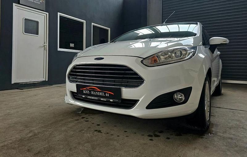 Gebraucht Ford Fiesta Trend 75 PS (55 kW) 2015 Weiß Kleinwagen