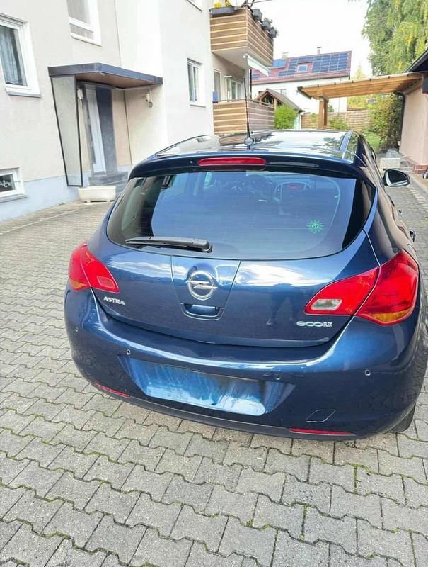 Second-hand Opel Astra 75 CP (55 kW) 2011 Albastru Hatchback