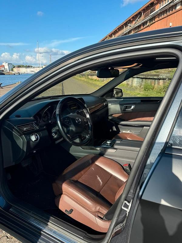 Gebraucht Mercedes E350 265 PS (194 kW) 2012 Schwarz Limousine