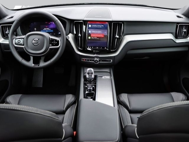 Gebraucht Volvo XC60 Plus 197 PS (144 kW) 2023 Denim blue / metallic SUV