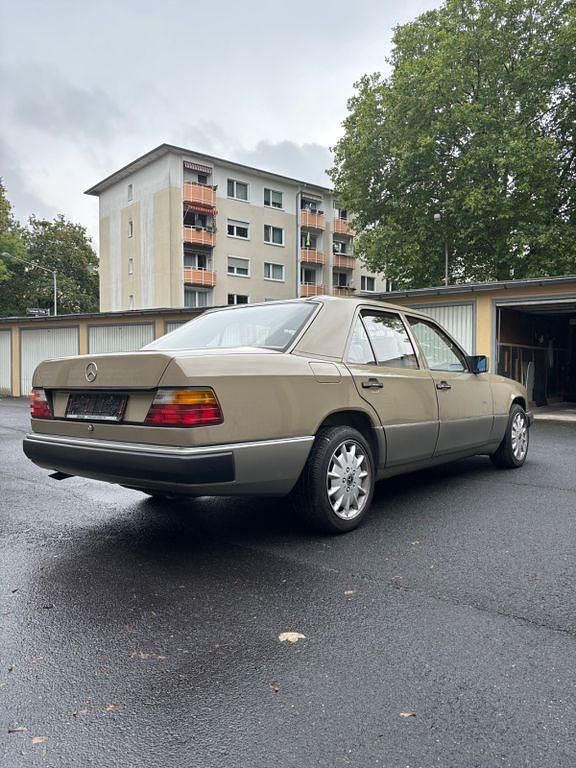 Second-hand Mercedes 200 75 CP (55 kW) 1991 Bej Berlinǎ