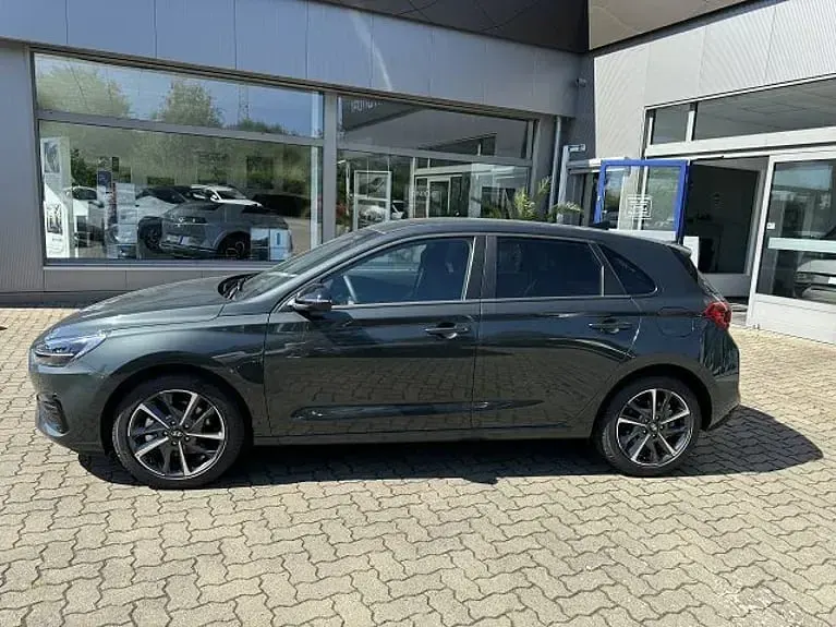 Gebraucht Hyundai i30 Advantage 101 PS (74 kW) 2024 Cypress green Limousine