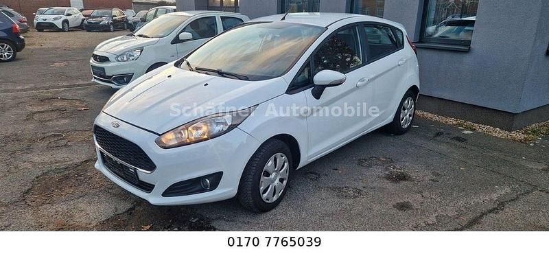 Weiß Gebraucht 2017 Ford Fiesta Celebration Limousine | 5.990 € (Fairer Preis) - Bild 1/4