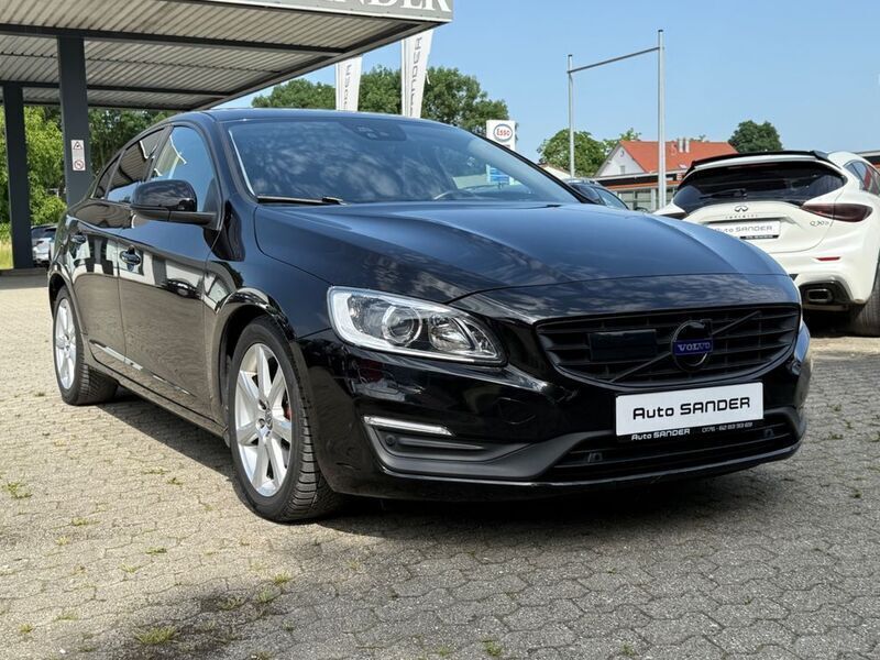 Schwarz Gebraucht 2017 Volvo S60 Momentum Limousine | 15.900 € - Bild 1/4