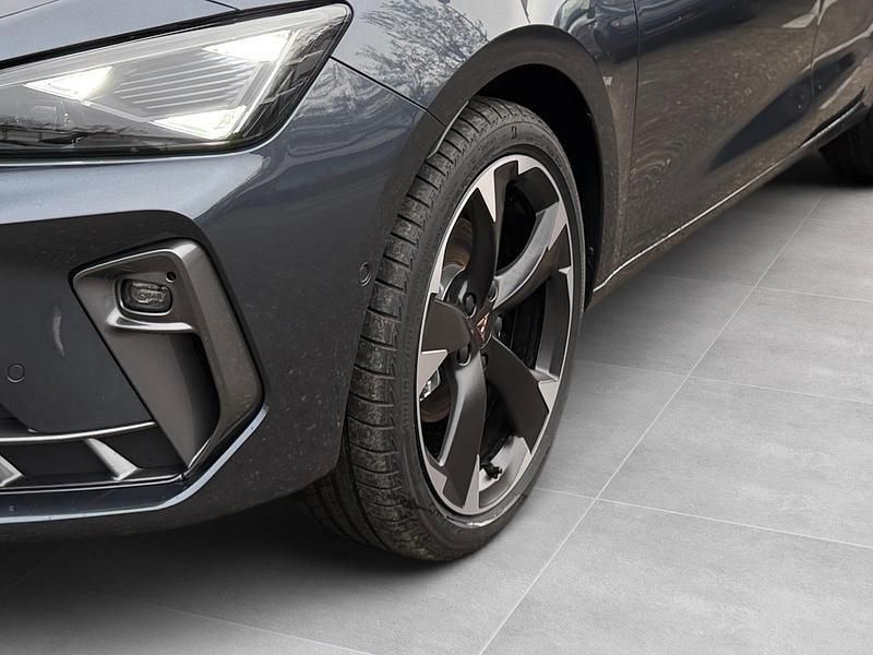 Neu Cupra Leon 150 PS (110 kW) 2025 Grau Limousine