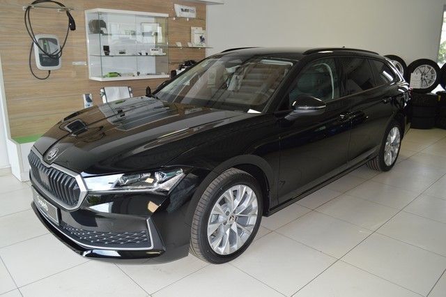 Onyxschwarz metallic Gebraucht 2024 Skoda Superb Selection Kombi | 43.480 € (Teuer) - Bild 1/4