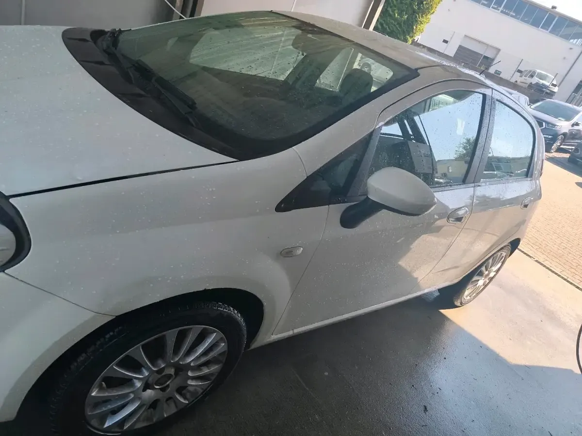 Gebraucht Fiat Grande Punto 77 PS (56 kW) 2010 Weiß Kleinwagen