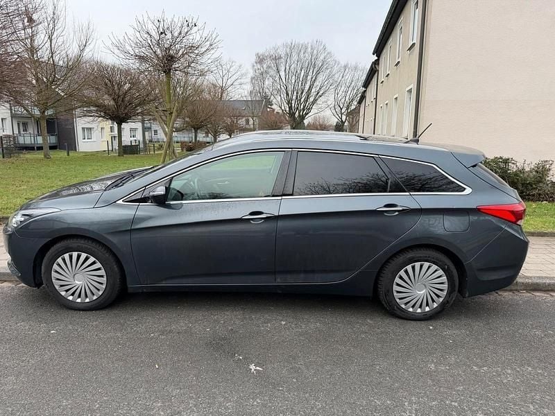 Grau Gebraucht 2016 Hyundai i40 Classic Kombi | 6.499 € (Superpreis) - Bild 1/4