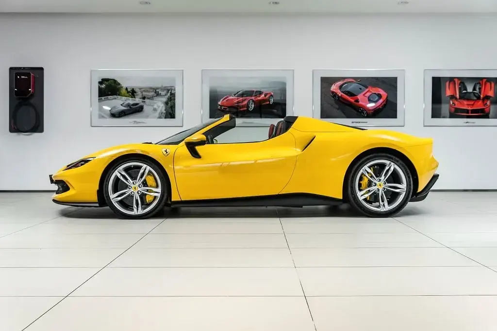 Second-hand Ferrari 296 830 CP (610 kW) 2024 Galben Cabrio