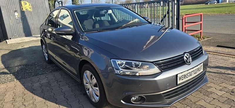 Gebraucht VW Jetta Trendline 105 PS (77 kW) 2011 Platinum grey metallic Limousine