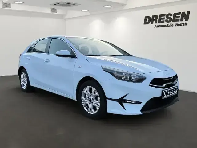 Używany Kia Ceed Vision 140 KM (102 kW) 2025 Biały Hatchback