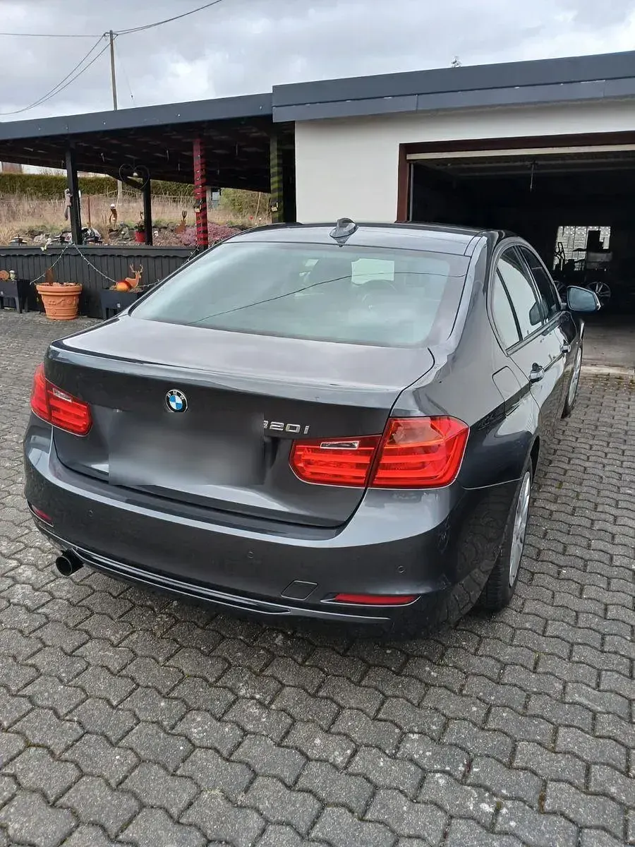 Gebraucht BMW 320 Sport Line 184 PS (135 kW) 2012 Grau Limousine